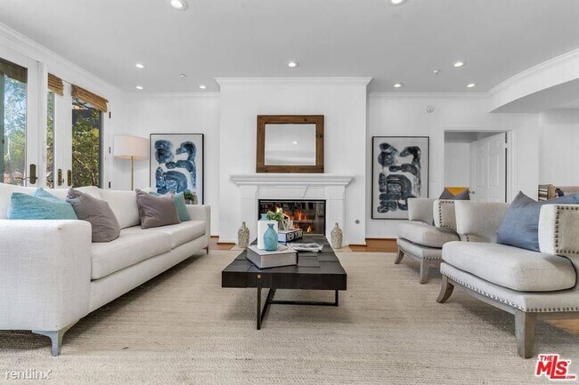 Foto del edificio - 2 br, 3 bath Condo - 121 N Almont Dr Apt 301
