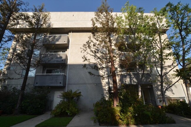 Building Photo - Clark Apartments