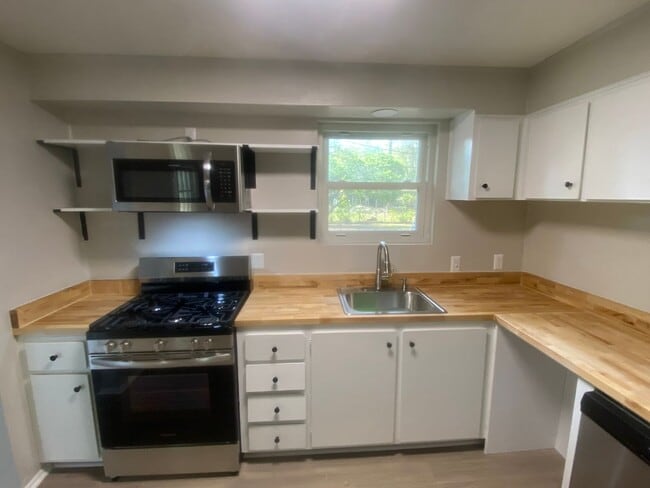 Building Photo - Move In Special!! $500 off first month for...