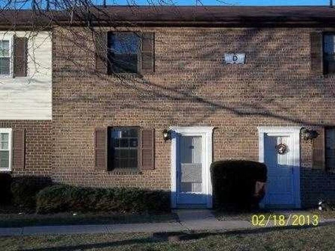 Foto principal - 2 Bedroom Townhome in West York - Coming S...