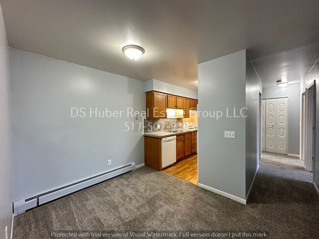 Building Photo - Upgraded 2 Bed 1 Bath Apartment in Lansing!