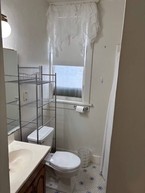 Baño con bañera y ducha. - 1113 W Moss Ave