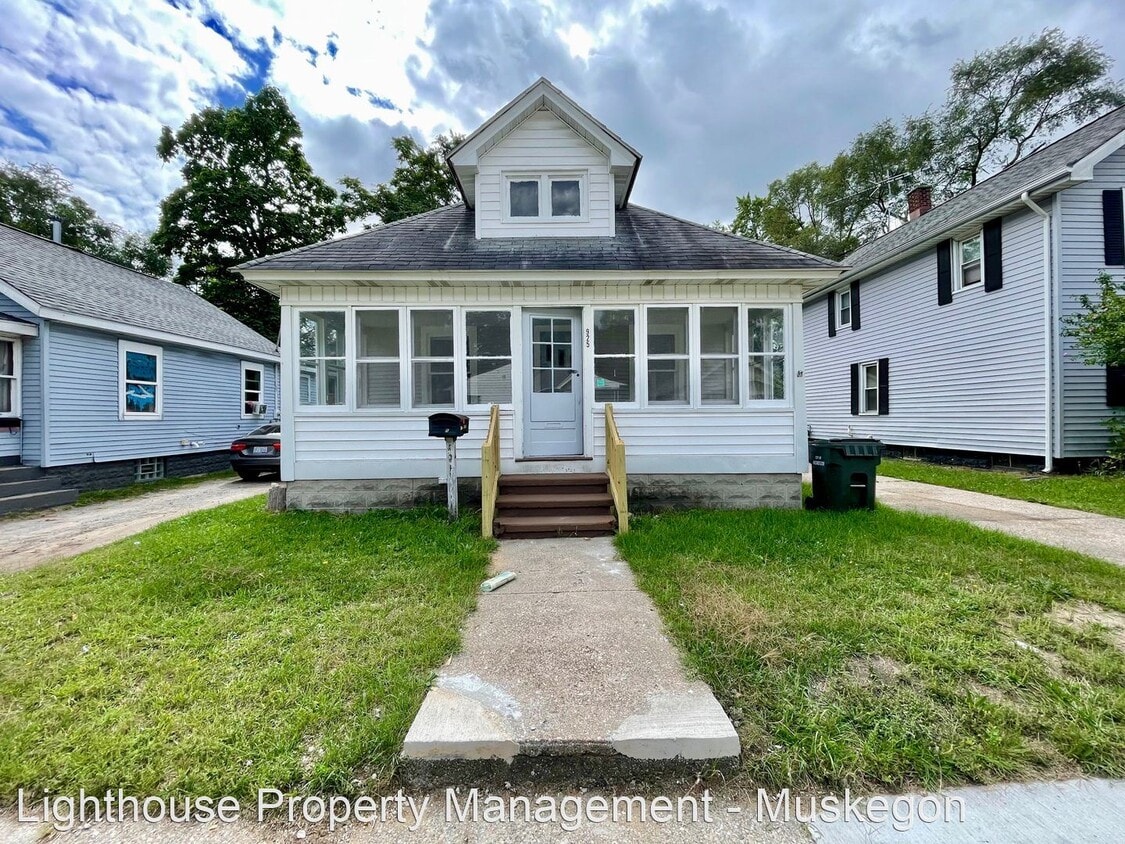 2 br, 1 bath House 925 Fleming Avenue House for Rent in Muskegon
