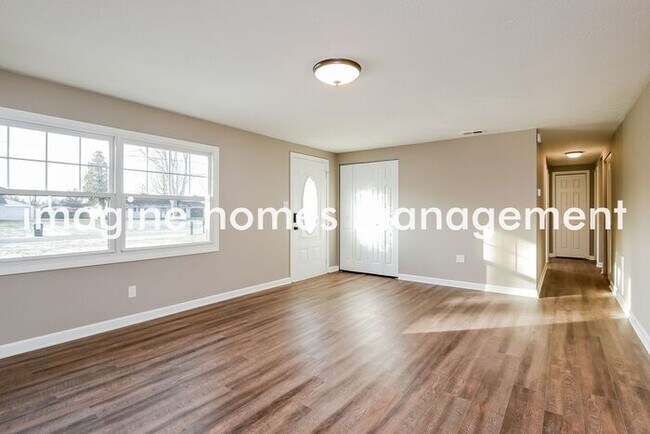 Building Photo - Recently Renovated 3 Bedroom home in Stree...