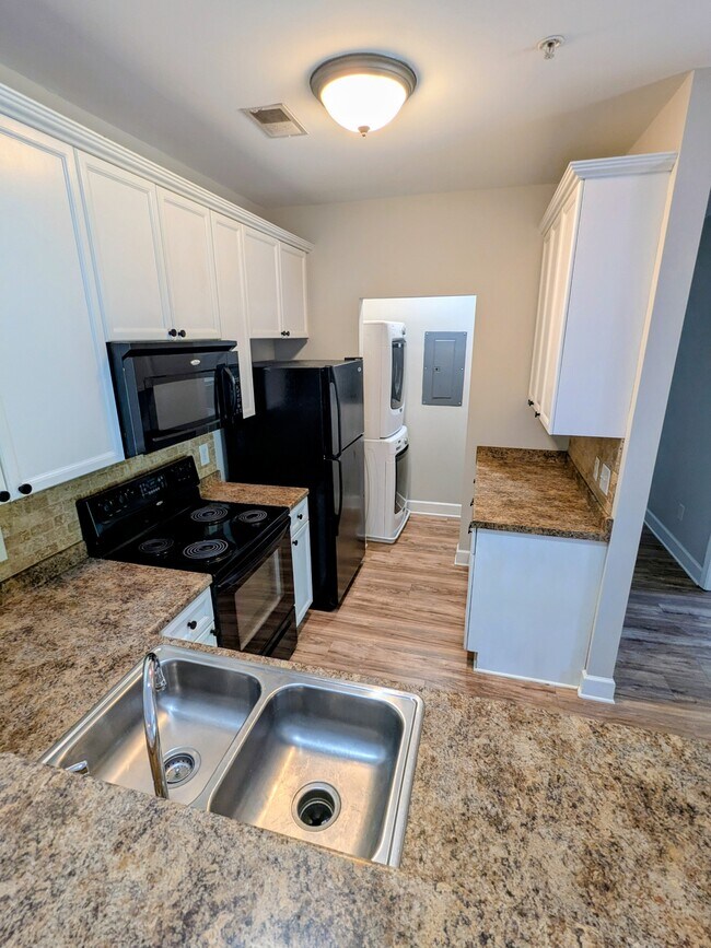 Foto del edificio - 8211 Lenox Creekside Dr