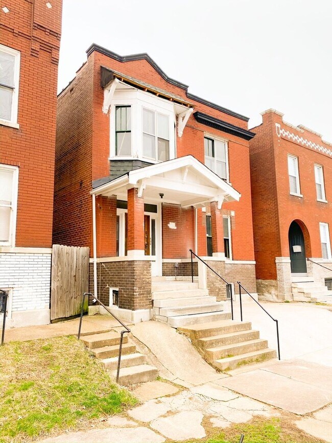 Building Photo - 2bed 1.5Bath with Den and Library! Full Historic Remodel!