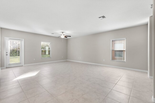 Building Photo - "Spacious 5-Bedroom Retreat in Apollo Beach - Modern Living with 2.5 Baths on White Chicory Dr!"