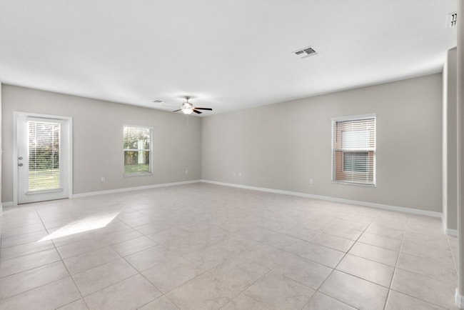 Foto del edificio - "Spacious 5-Bedroom Retreat in Apollo Beach - Modern Living with 2.5 Baths on White Chicory Dr!"
