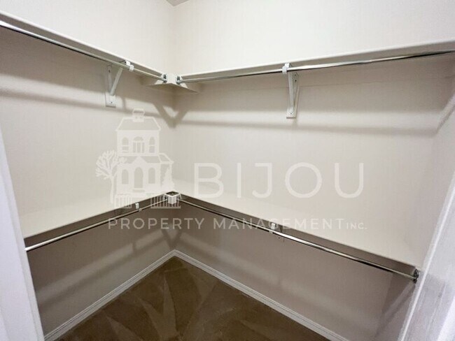 Building Photo - 1167 Solitaire St