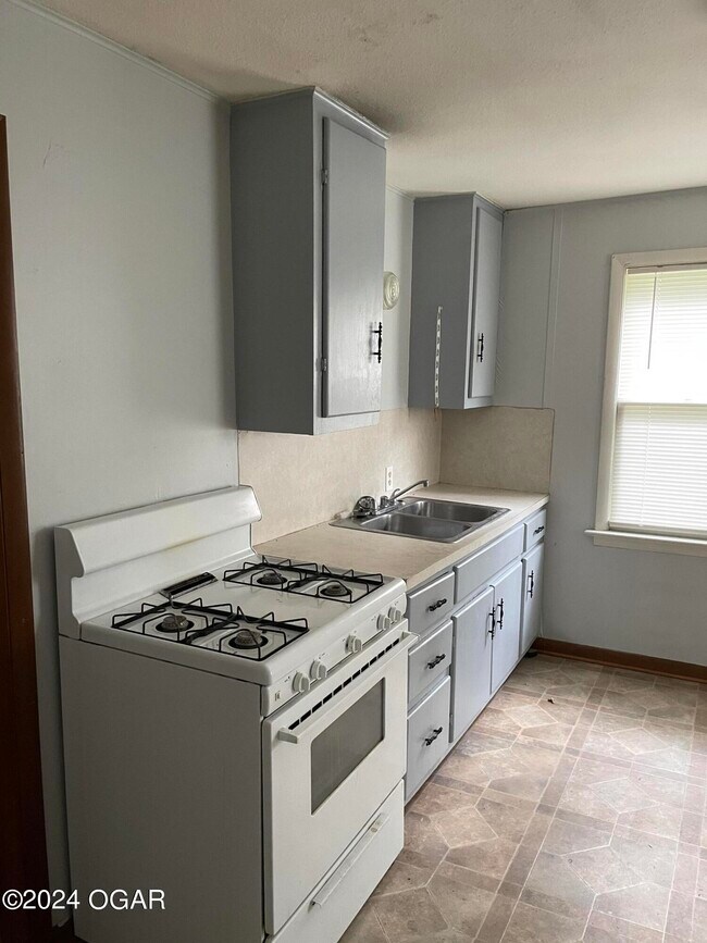 Foto del edificio - 120 N Moffet Ave