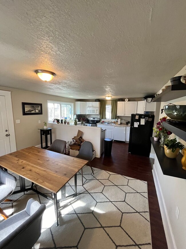Foto del edificio - Stunning 4 Bed Home West of Drake