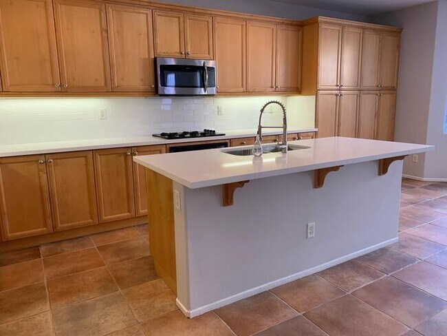 Foto del edificio - 4 BEDROOM WITH LARGE BACKYARD