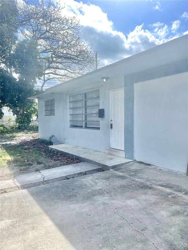 Foto del edificio - 18 NW 170th St