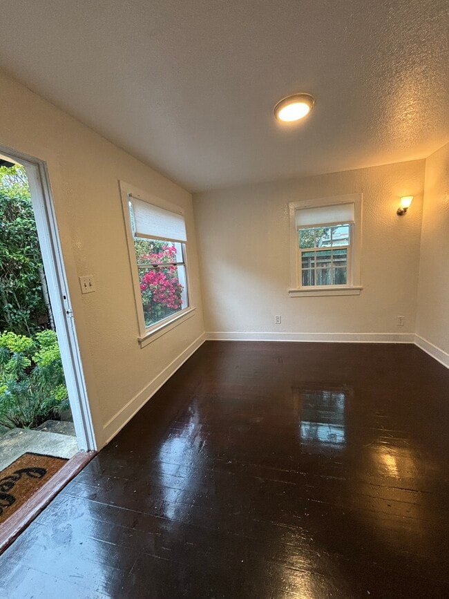 Living room overlooking private garden - 912 1/2 California Ave