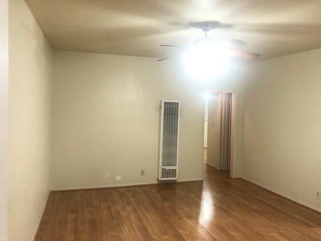 Family Room - 4413 Farquhar Ave