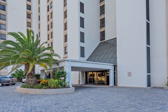 Foto del edificio - Exquisite Beachfront Condo on Clearwater B...