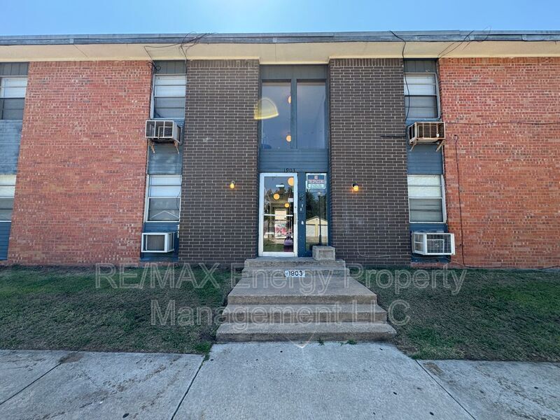 Primary Photo - 1903 N Youngs Blvd
