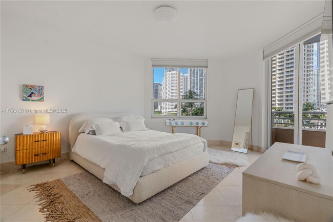 Building Photo - 808 Brickell Key Dr