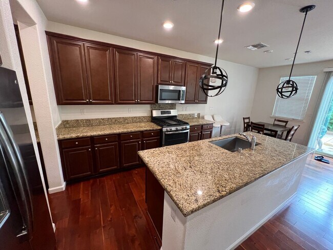 Foto del edificio - Gorgeous 4 Bedroom Broadstone Home!