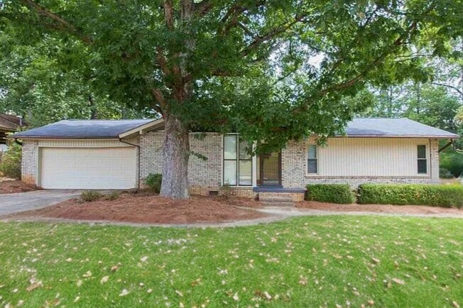 Foto principal - 3 Bedroom on Chantilly Drive