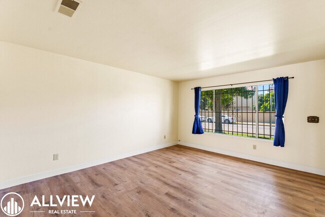 Foto del edificio - Charming 3-Bedroom, 1.5-Bath Townhouse in ...