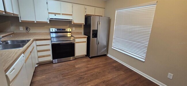 Building Photo - 1020 NE 30th Ave