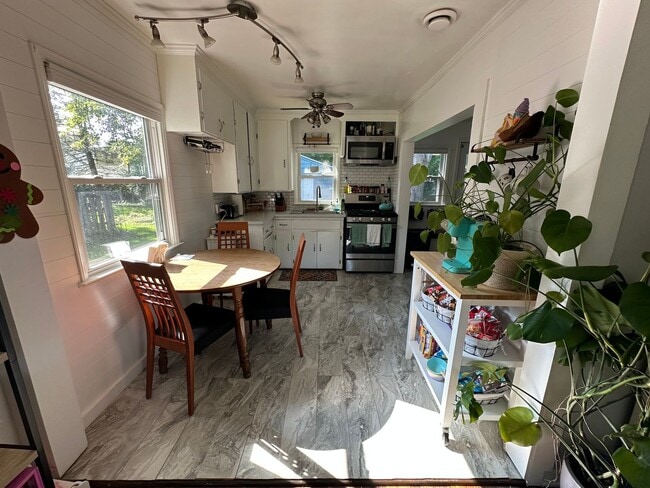 Building Photo - Single Family Home! 2 Bed 2 Bath $2250