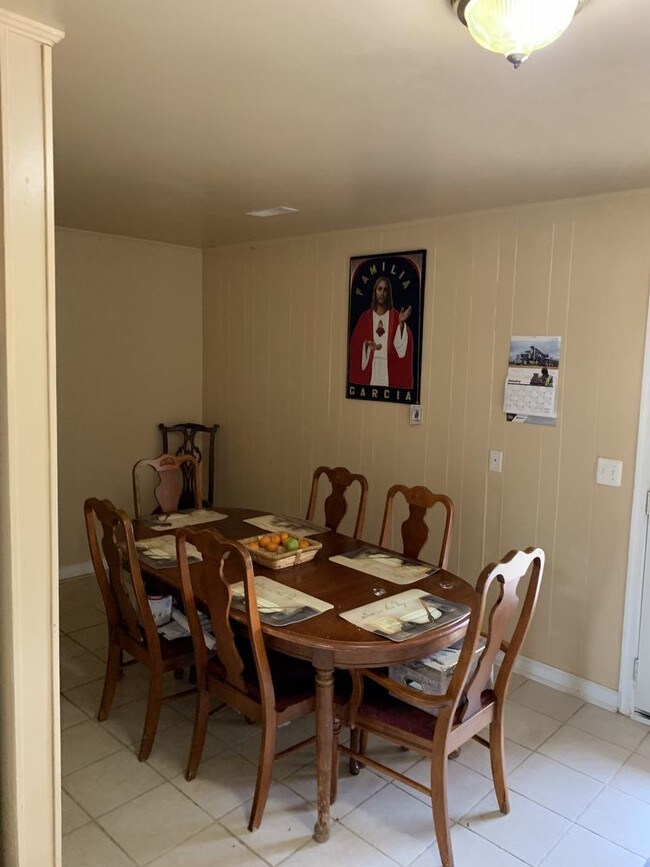 Building Photo - Charming Townhouse in Brookfield