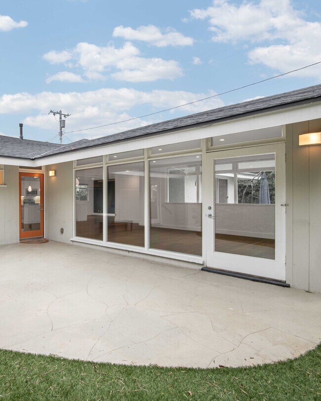Building Photo - 7708 Cowan Ave