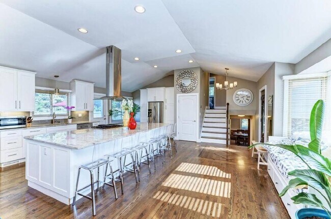 Foto del edificio - Beautiful 4-bedroom, 2.5 bathroom tri-level