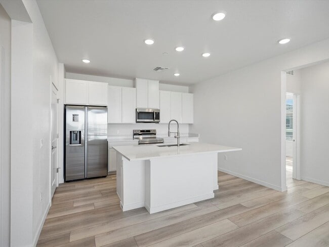 Foto del edificio - BRAND NEW Bright, Modern 3-Bedroom Home with Main-Floor Living in Gateway Commons