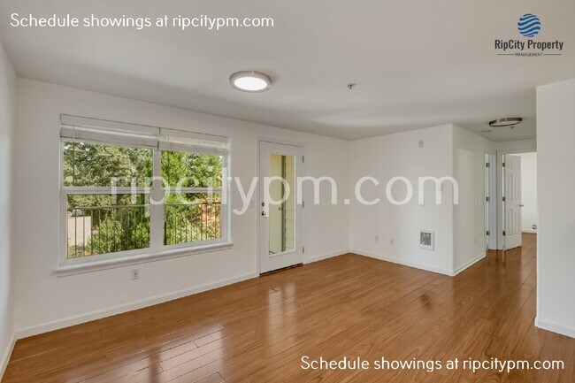 Foto del edificio - Spacious Updated 2 Bed/1 Bath Condo w/Priv...