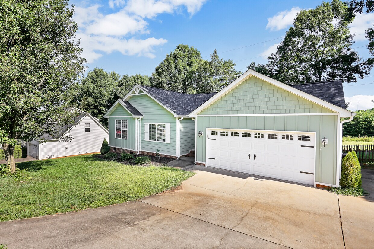 Primary Photo - 108 Spindleback Way