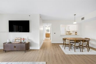 Building Photo - 9340 Fontainebleau Blvd