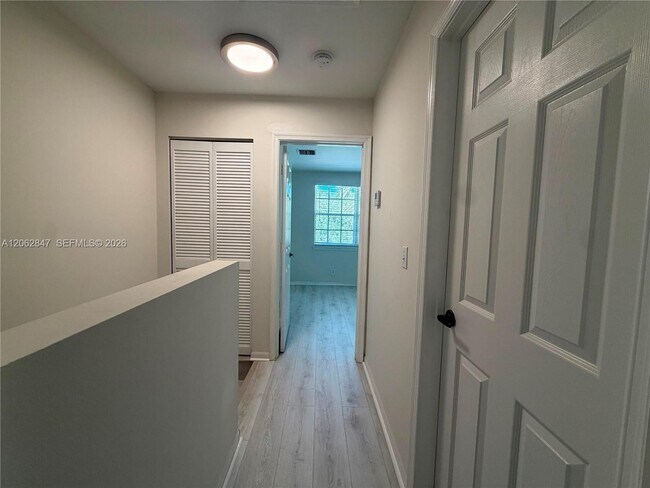 Foto del edificio - 9820 NW 56th Pl