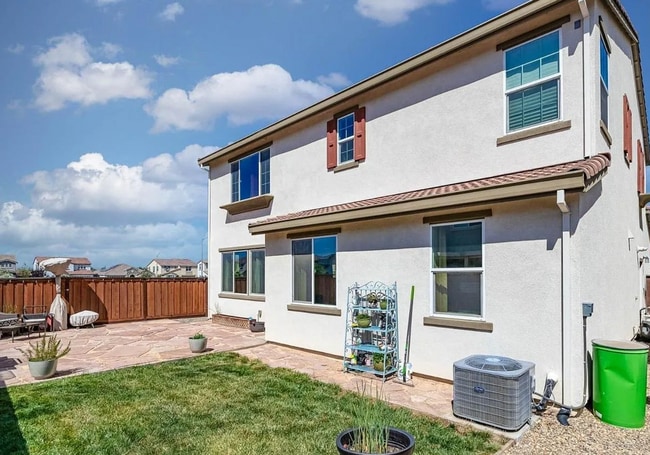 Building Photo - 466 Ventana