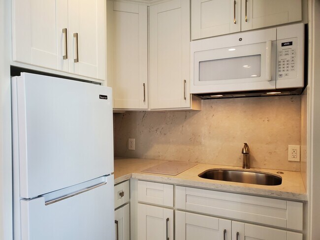 Building Photo - 9712 Cresta Dr