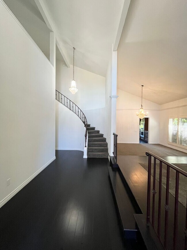 Building Photo - Stunning 4 BD/3 BA Single Family Home in U...