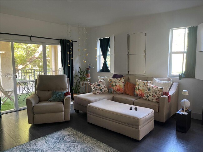 Foto del edificio - 2541 Centergate Dr