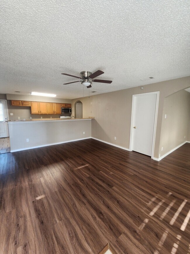 Foto del edificio - 4 bed 2 bath home