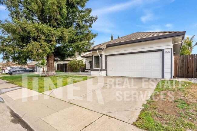 Building Photo - Beautiful Open Floor Plan with Natural Lig...