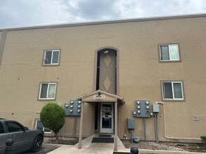 Building Photo - 5660 Meadow Ln