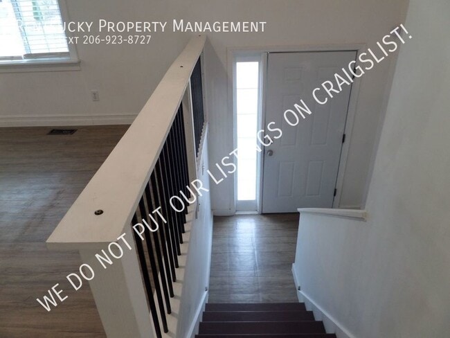 Building Photo - Updated and HUGE 5 Bedroom Federal Way Hom...