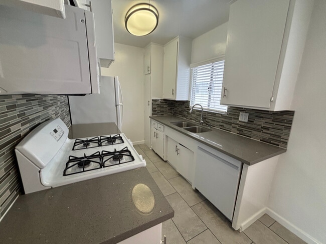 Foto del edificio - 3313 Artesia Blvd