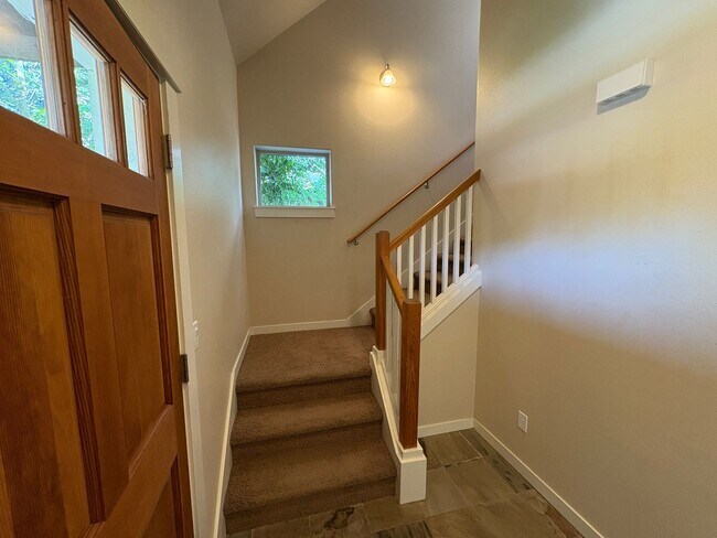 Foto del edificio - SPACIOUS, MUST-SEE HOME ON CORNER LOT IN T...