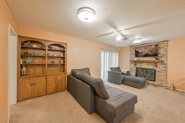 Building Photo - 1621 Kavel Dr