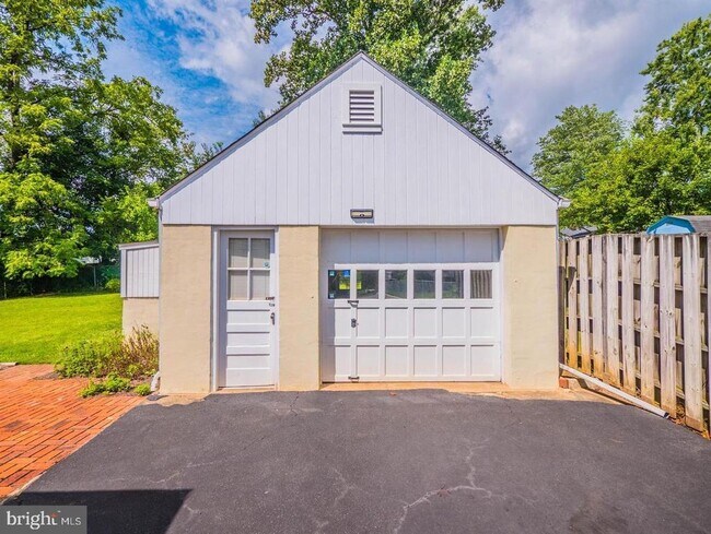 Building Photo - 2950 Strathmeade St