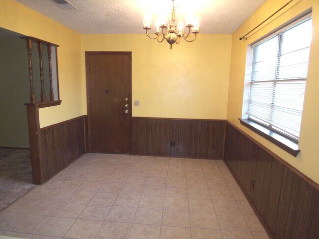 Building Photo - 2/2/1 Duplex