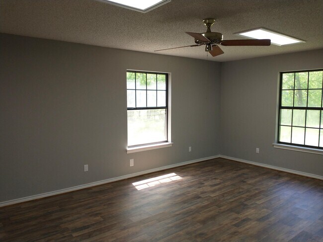 Foto del edificio - 606 Hillcrest Cir