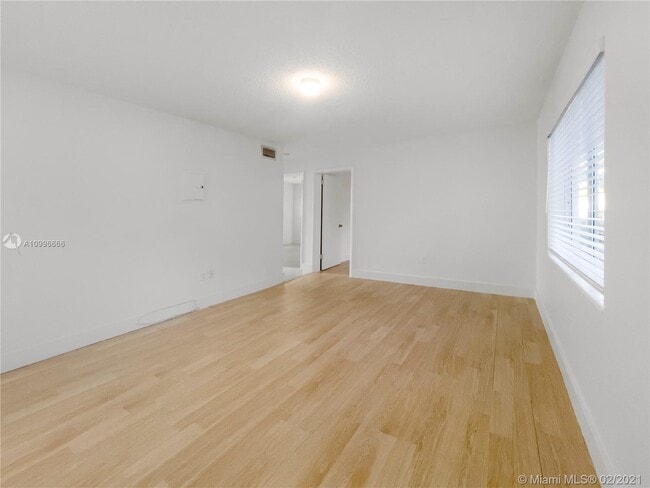 Building Photo - 1030 NE 80th St